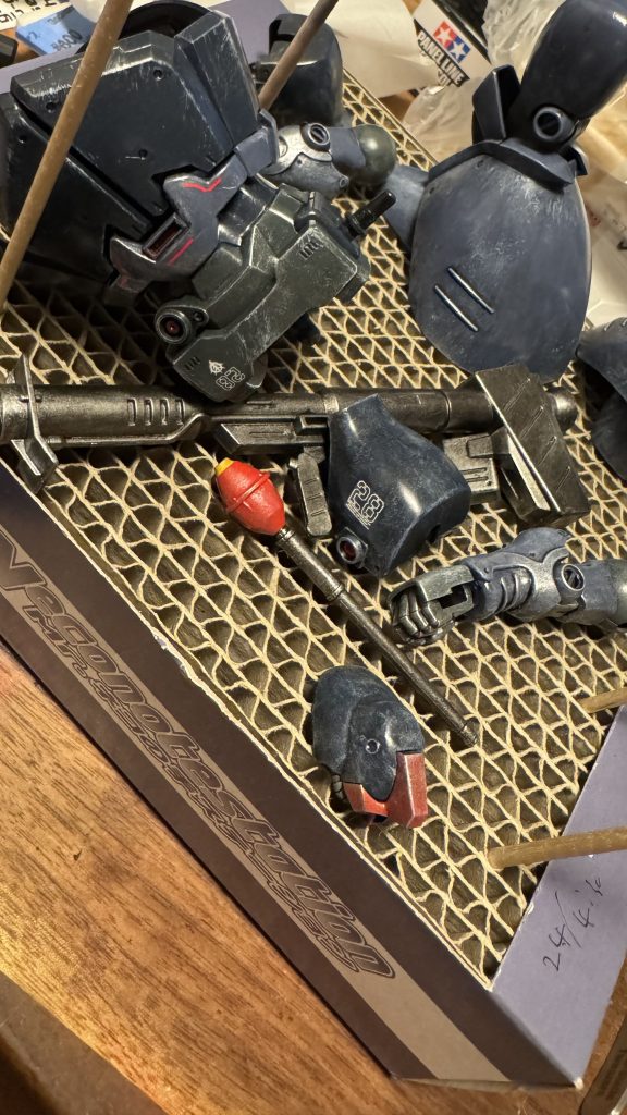 各パーツ塗装し終わった写真です。上手く調色できました。くすんだ感じかっこよくないですか?