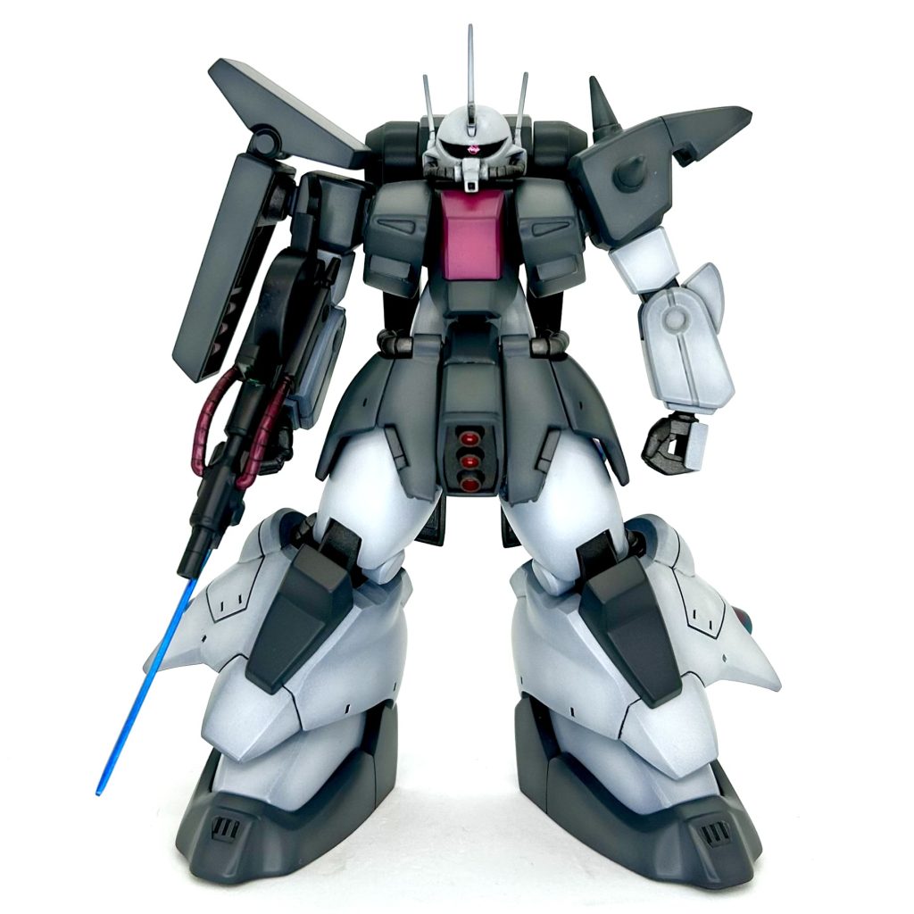 【理想の○○シリーズ】ですね。今回はセルフレギュレーションをいつも以上に厳しく設定し製作してみました。使用しているのは量産型ザクⅢのキットのみで、ディテールアップパーツや別キットからの流用はしていません。プラ材やパテのみでプロポーションを変更しています。スジ彫り等、ディテールの追加は一切行わず、HG 1/144らしいスッキリとした仕上がりにしています。素材の味を大切に😋