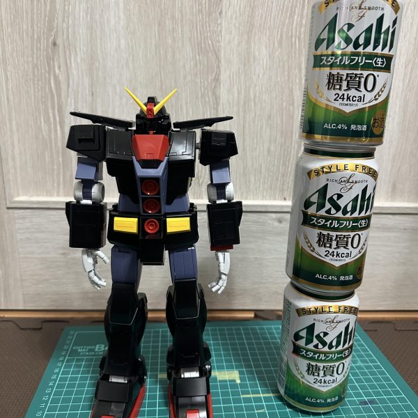 フォウが大好きでフィギュア購入。となればこの足から、、、w塗装待ちが発生する場合、製作物がないと体が疼いてしまうので、生意気ながら組み立てて塗装中のものとゆっくり組み立てながらのものが常に混在するようになっております。（2枚目）