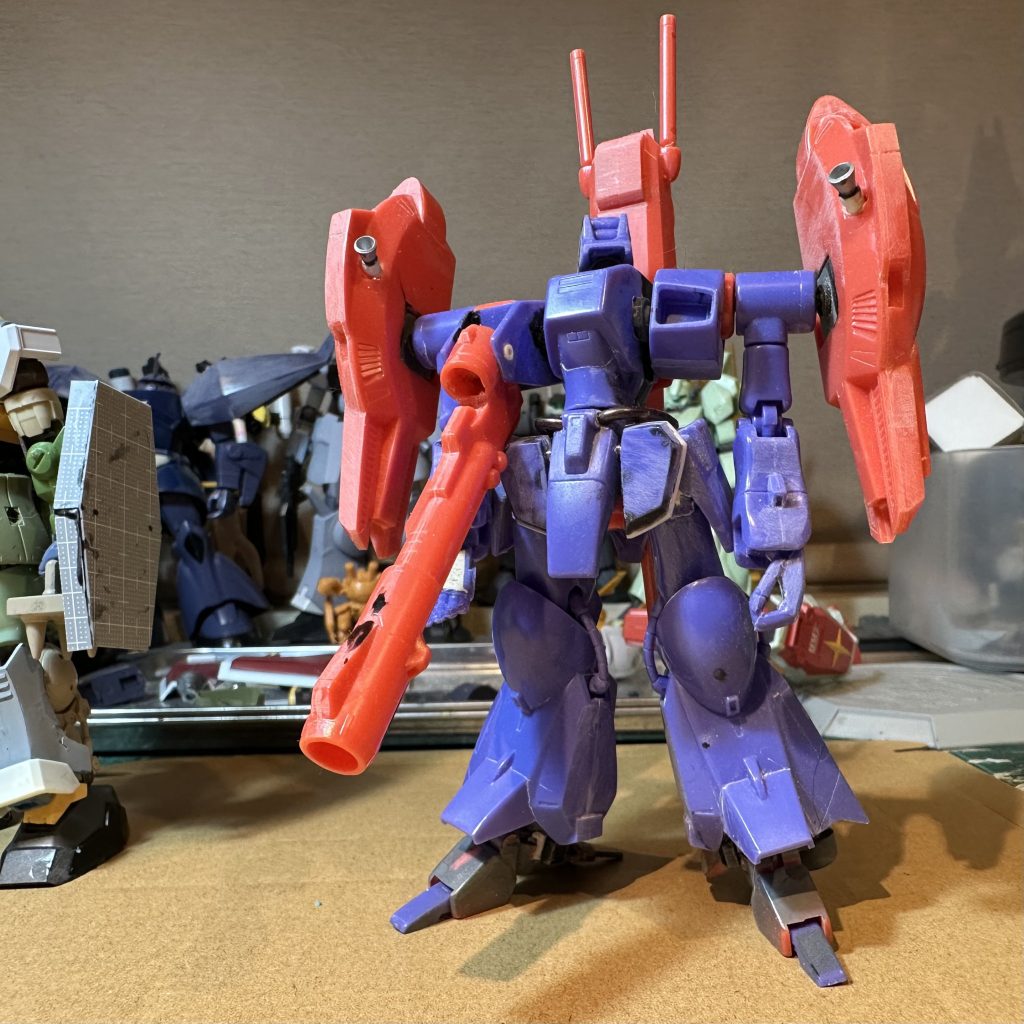 改修中の様子。腰フロントアーマーはキットのままだと太ももに張り付いていますので、切り離し独立させました。変形時に干渉しないようにスプリング接続です。