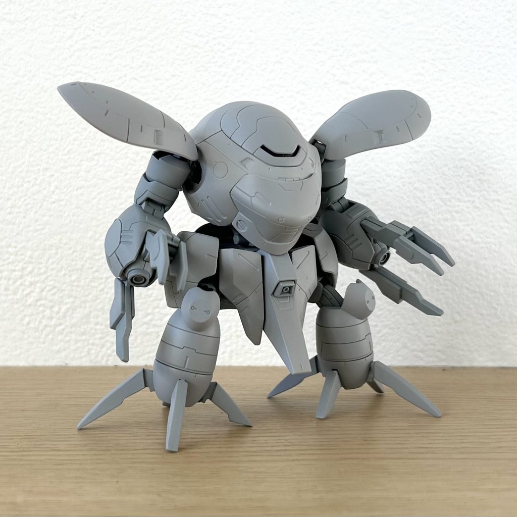 サフ状態。『脚』の爪を通常の三倍くらい太くしたことで説得力が増したように思います。さて塗るべ🎨