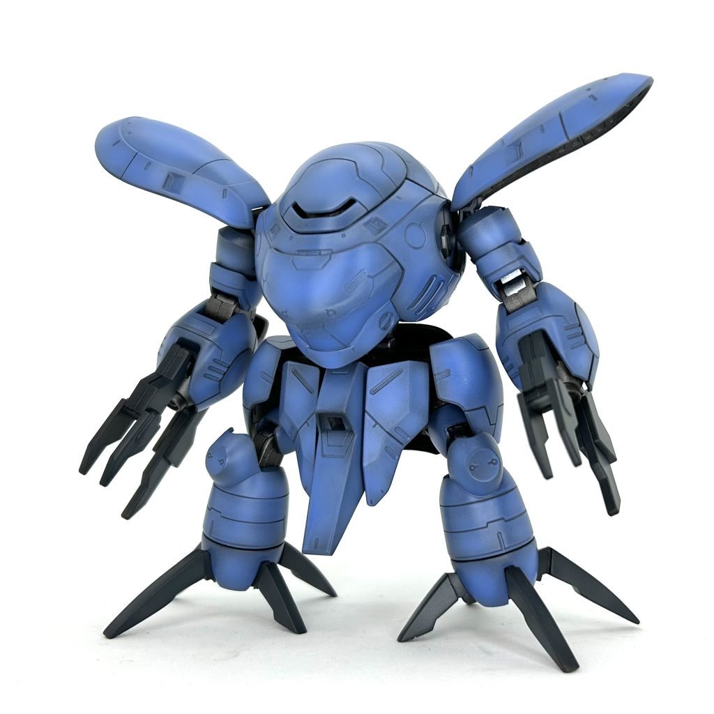 当初の予定ではもっとハイゴッグに寄せて、水色単色で仕上げるつもりだったのですが、この段階で息子の意見を聞いたら…「地味過ぎ😑」とのご意見をいただきまして😥「じゃあ 少し白を足す」と私「は？ ハイゴッグならオレンジでしょ！」と息子紆余曲折の末、あのようなカラーリングになりましたとさ😅