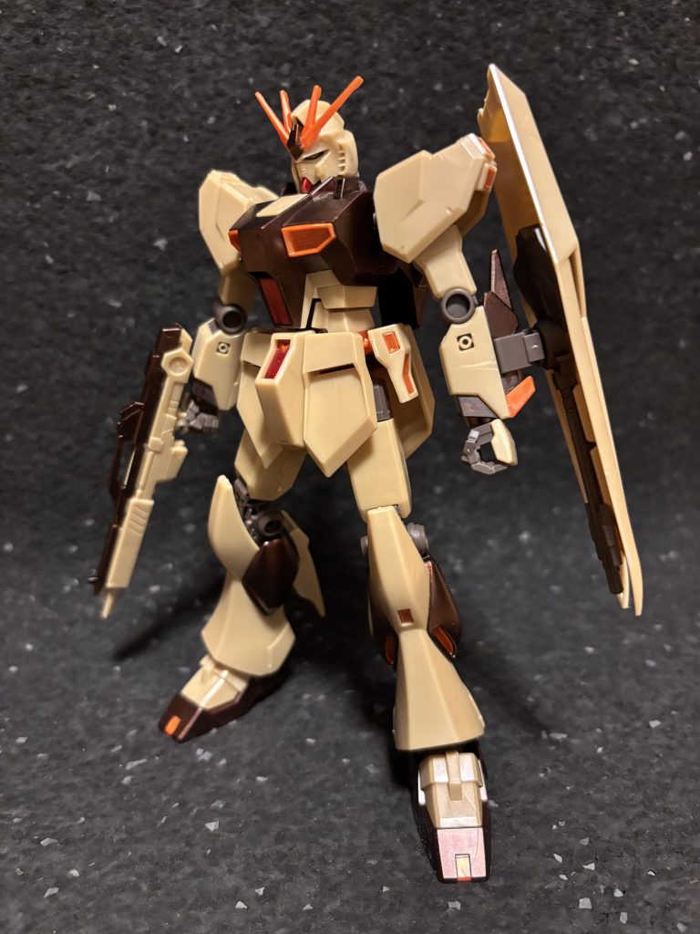 アクシズショックイメージカラーのニューガンダム一部界隈ではヤニまみれニューガンダムとか言われるかわいそうなキットですまぁ。単体で飾ると確かに違和感。これはアクシズショック再現するしかないでしょ！