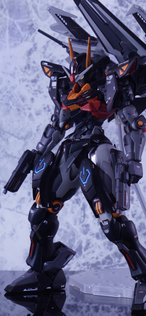 ちょいアップ悪そうなおめめしてますね〜😎ツインアイの塗装は白サフ→パールゴールド→蛍光レッドの順で塗ってます。蛍光イエローちゃうんかとなりそうですが、蛍光イエローはイエローになりません⚠️