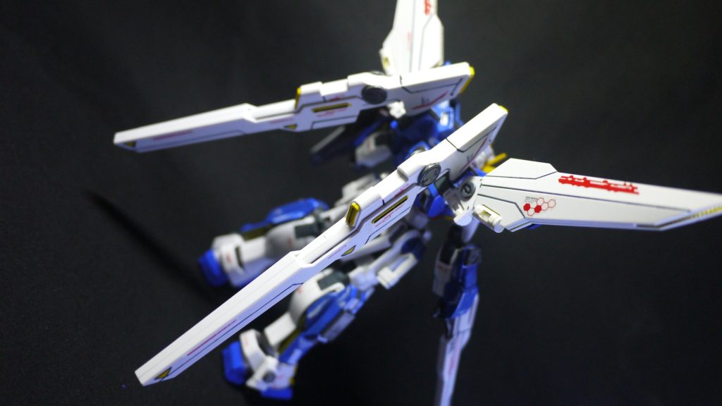 背面、ツインサテライトキャノンもスジボリなど追加して塗装、グレー部分はシルバーとブラックとホワイトで重厚感あるシルバーグレーを作って塗装！