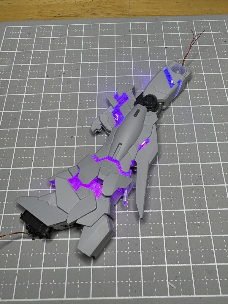 今回、足裏にコネクタを付けてみました。お台場の立像っぽく飾ります。