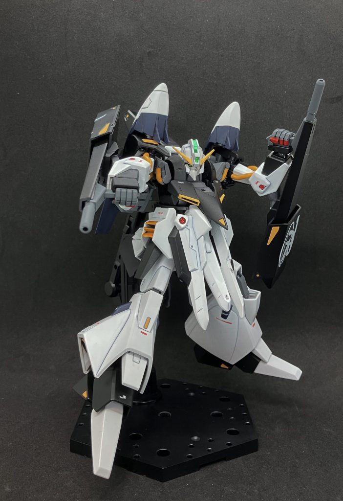 　ベースキットであるギャプラン自体が20年以上前に発売された古いキットということもあり、各部の合わせ目消しや後ハメ加工はほぼ必須。流し込み速乾系のセメントよりも樹脂入のセメントを使って乾燥時間を確保した方が望ましいかと思います。　もちろん、関節部のクリアランス確保も入念に。