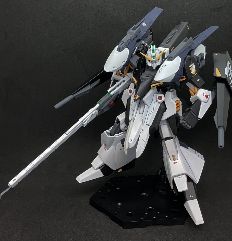 　元々可動範囲が狭いキットということもあり、アクション性に関してはほぼ不自由,,,。さらに追加パーツなどの影響で脚が上がらずライフルもストックが干渉して脇に抱えることすら困難です。流石に首の可動が狭すぎたので接続形式を変更しています。　デザイン画のポーズも二次元の嘘が多いのでそれっぽく。