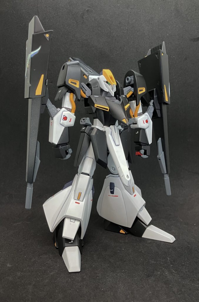 　実はプレバン限定品の2号機に付属した新規パーツであるガンダムMk-Ⅴと同型のフェイスを複製してみたので、元のギャプランの頭も組んでみました。フライルーに改装される前の段階、と想像しても面白いです。