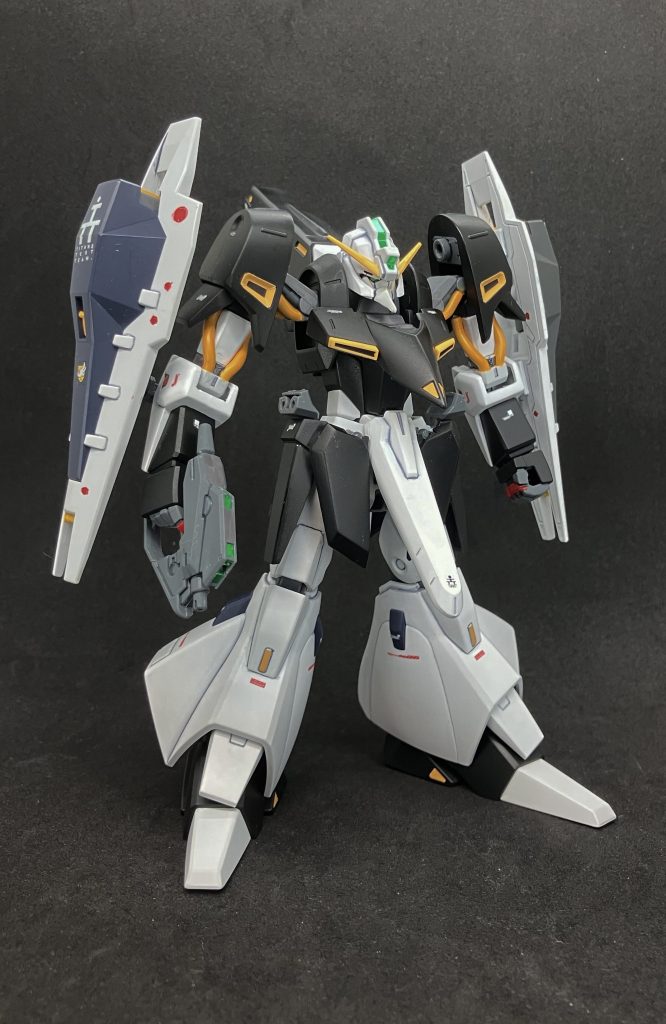 　フルドドⅡや腰周りの強化パーツを外し、両腕にはシールド・バインダーに代わりヘイズル改のシールド・ブースターを接続。TR-5素体に近い形態にしてみました。シールド・ブースターの接続時には30MMのジョイントパーツを用いています。