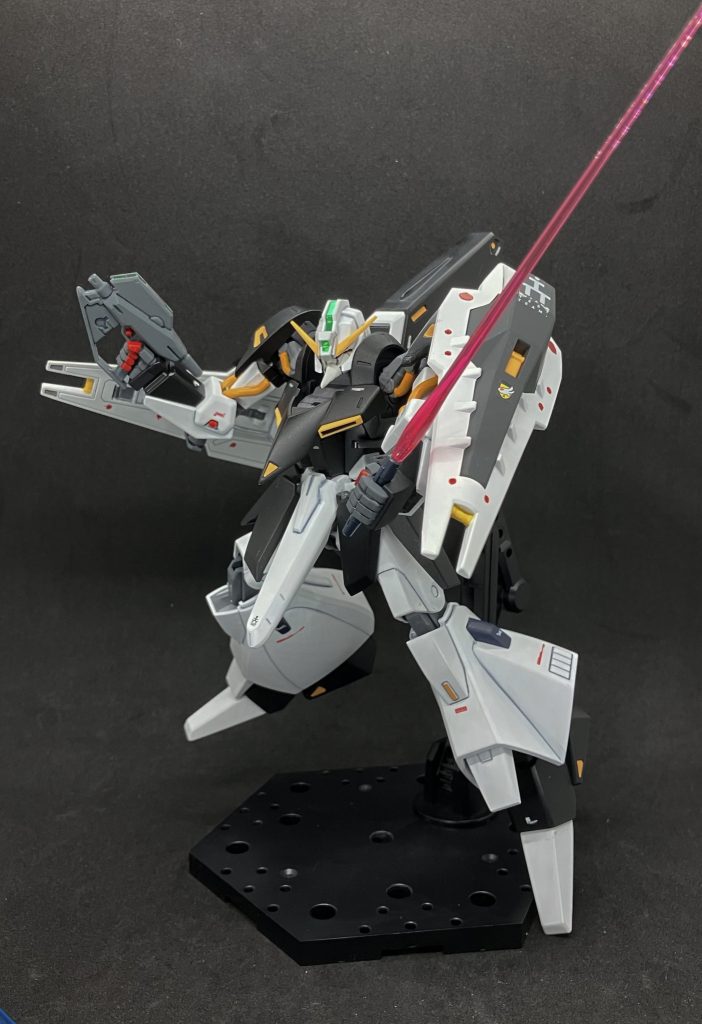 　ビーム・サーベルは黒い棒だった上に刃渡りも短いので、別キットから昨今主流の長めのビーム刃を移植。