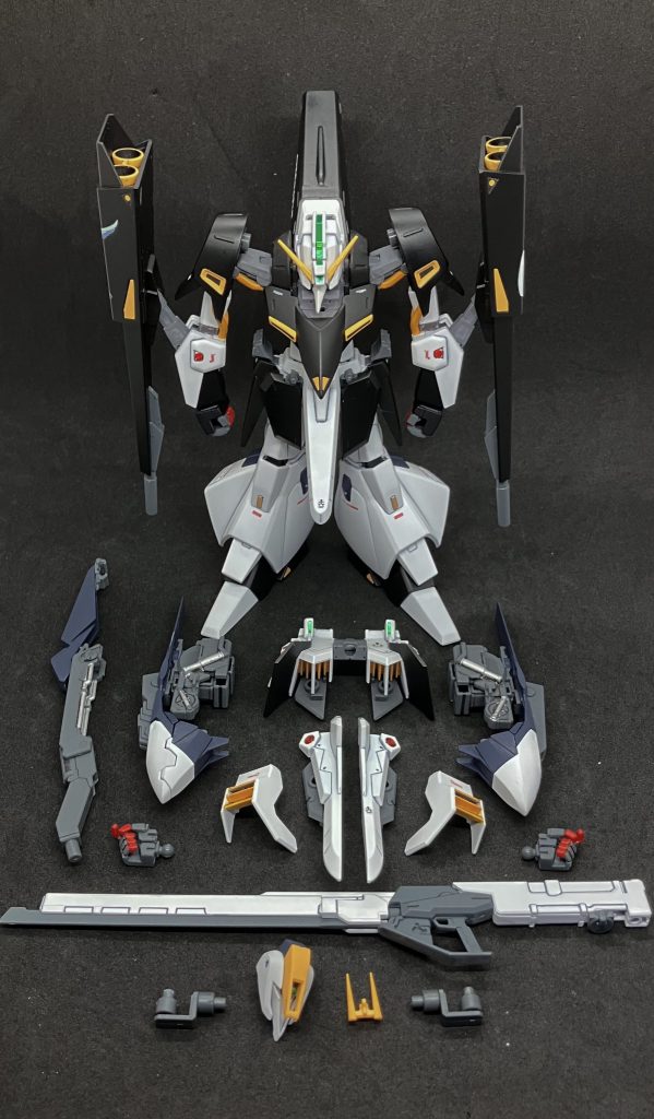 　製作物一覧。塗装は水性ホビーカラーを中心に使用。ハイザック・カスタムの時は下地のヤスリがけなど行わず普通に吹いたのですが、意外に食いつきが弱かったので普段余りしない(面倒...)表面処理として各部を400→600番のヤスリで磨きました。白＝Mr.水性サーフェイサー1000(ホワイト)黒＝Mr.水性サーフェイサー1000(ブラック)黄＝水性ホビーカラー　オレンジイエロー赤＝ガンダムマーカー　ガンダムレッドグレー＝同グレー銀＝同シャインシルバー緑＝同アイグリーン　デカールはこのときのために買ったプレバンアイテムのガンダムデカールDX09 AOZ用から一部マークを使用。他はVertexのデカールです。オレンジイエローの塗り分けは細かいところで付属シールを使い、最後はいつも通り水性ホビーカラーのつや消しクリアとUVカットスムースクリアーを1瓶ずつ混ぜてトップコートしました。　2号機も並行で製作していますが、本体食でちょうどよさそうな色がなく停滞中...本来は9月の浅草で開催されたネクスポ2025までに完成予定でしたが、前述のフェイス複製が難題で停滞、ようやく別のオフ会向けに完成させられました...