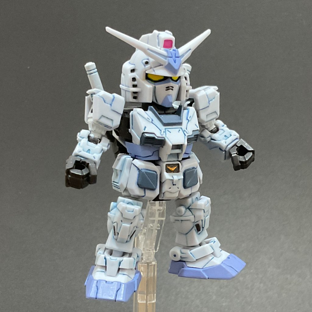 色彩済みパーツのスリッパと胸ダクトを塗り替え、他の色の足りない箇所を部分塗装。クレオス Mr.ウェザリングカラー フィルタ・ リキッドのシェードブルーでスミ入れのあとツヤ消しトップコートで仕上げています。シールは使用していません。