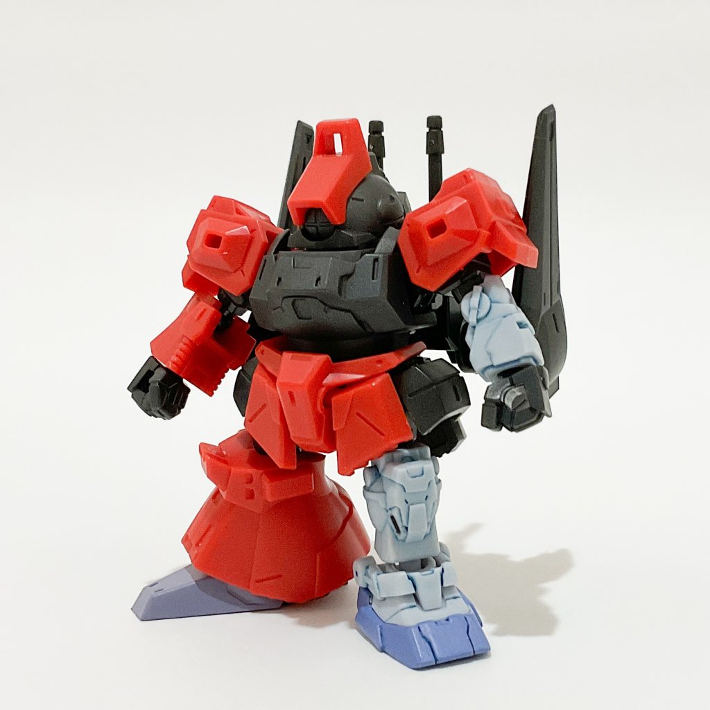 ボールジョイントパーツは他の同シリーズキットのものと組み替えることができます。前回投稿したG-3ガンダムのものを付けてみました（似合わねー）。個体差があるかもしれませんがハメ込みが結構硬いので頻繁に組み替えて遊ぶのには向いていないように思います。この写真を撮るときもG-3から部品が外れなくて破損が怖かったので左側だけ組み替えました。