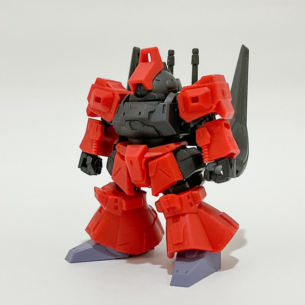 パチ組み完成品です。3.5頭身くらいのSD体型です。ガンスタ内ではSDはマイノリティ寄りですし、その中でも等身には好みが分かれるので、そういったところもモビジョがマイナーたる所以ではないかなぁと考えます。