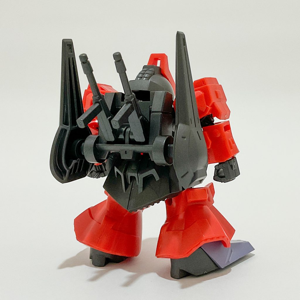 後ろから。バインダーの肉抜きが目立ちますね。写真はありませんが足裏もガッツリ肉抜きされています。肉抜きは食玩の宿命として諦めています・・・