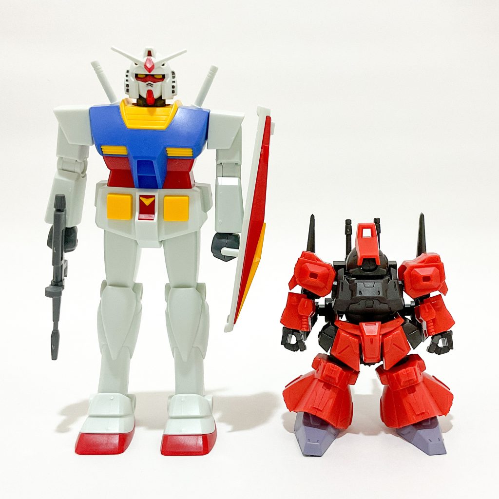 大きさの比較としてベストメカコレクションガンダム（リバイバル版）と並べてみました。高さ7cmくらいです。小さ目で場所を取らないのが助かりますね。調べていませんが100均のコレクションボックスにも収まりがいいかもしれません。