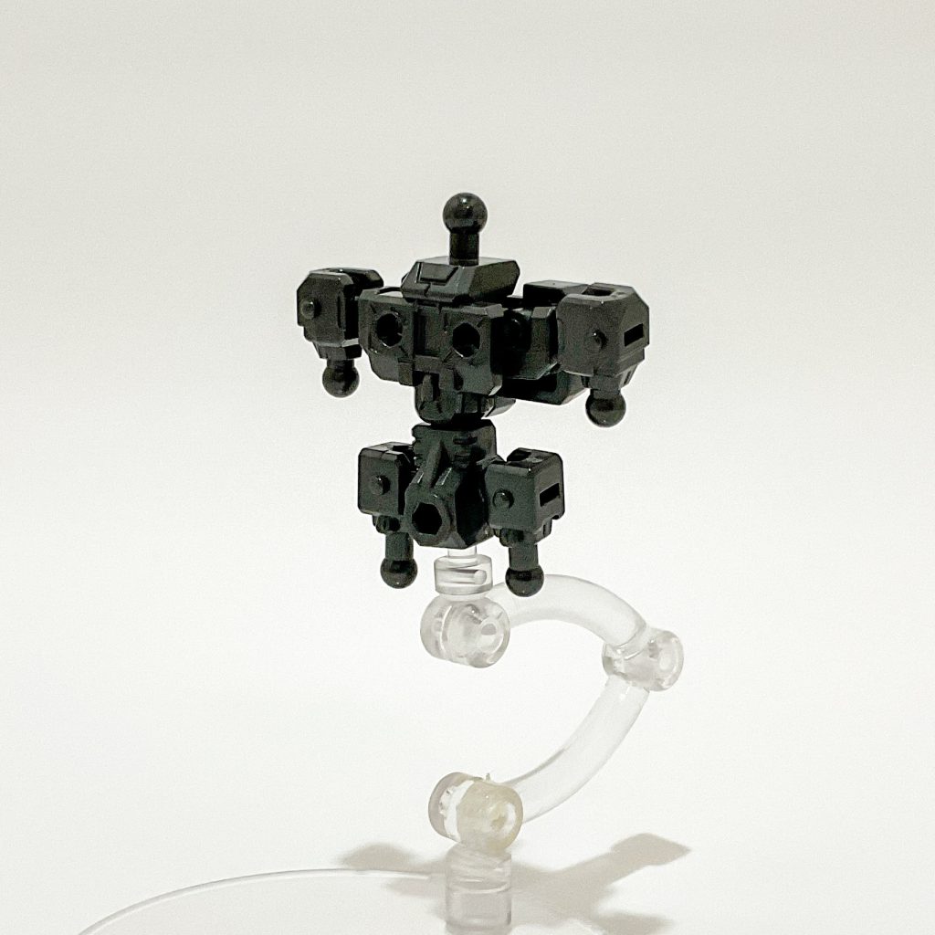 ｢MOBILITY JOINT」というシリーズ共通規格のフレームにパーツを組み合わせてMSを完成させるシステムです。関節部（可動部）はボールジョイント接続でグリグリ動きます。股間下部には3mm穴がありアクションベースなどのスタンドに取り付けが可能です。