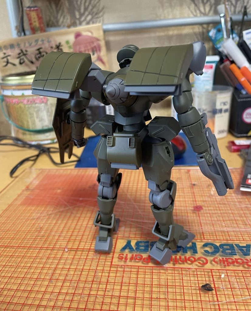 スジ彫りに挑戦したんですが、力加減を誤ってボロボロ…腕の合わせ目はパテで消しました