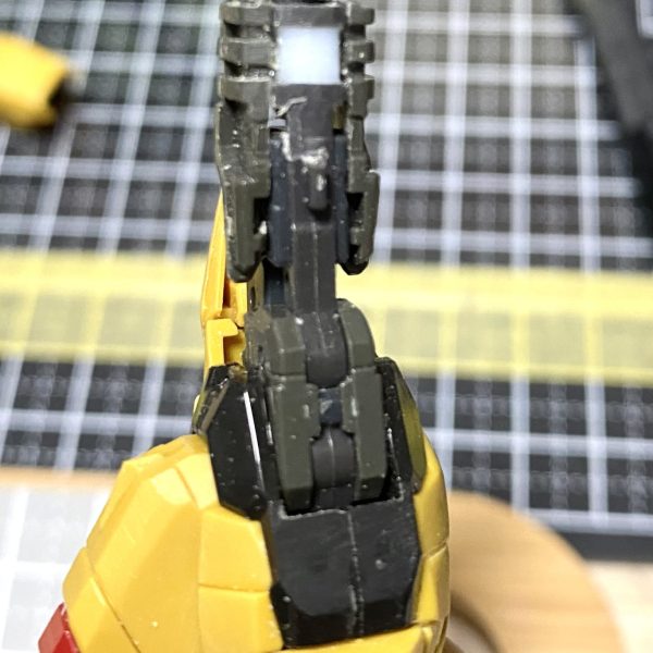 フレームの太腿部分で可動に支障無い様に3㎜角棒にて延長してます。フレームは、材質の問題もあるので、プライマーを吹いた後に塗装を施しているからか？話題に上がっていた股関節の緩み？は気になりません。メインカメラ部は蛍光クリアを吹いたので、ブラックライトを照射したら派手に発光してくれます♪金色塗装に関しては、Mrカラーのレッドゴールドとガイアノーツのスターブライトゴールドの2色で塗り分けて居ります。（2枚目）