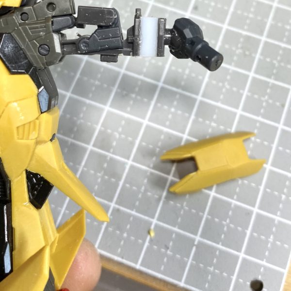 フレームの太腿部分で可動に支障無い様に3㎜角棒にて延長してます。フレームは、材質の問題もあるので、プライマーを吹いた後に塗装を施しているからか？話題に上がっていた股関節の緩み？は気になりません。メインカメラ部は蛍光クリアを吹いたので、ブラックライトを照射したら派手に発光してくれます♪金色塗装に関しては、Mrカラーのレッドゴールドとガイアノーツのスターブライトゴールドの2色で塗り分けて居ります。（3枚目）