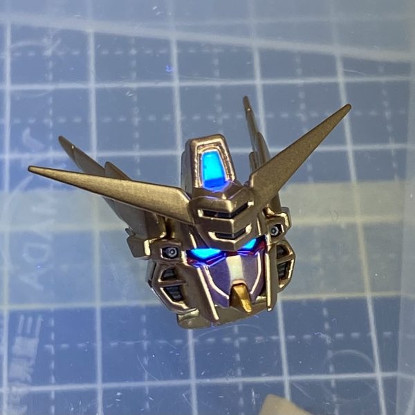 フレームの太腿部分で可動に支障無い様に3㎜角棒にて延長してます。フレームは、材質の問題もあるので、プライマーを吹いた後に塗装を施しているからか？話題に上がっていた股関節の緩み？は気になりません。メインカメラ部は蛍光クリアを吹いたので、ブラックライトを照射したら派手に発光してくれます♪金色塗装に関しては、Mrカラーのレッドゴールドとガイアノーツのスターブライトゴールドの2色で塗り分けて居ります。（4枚目）