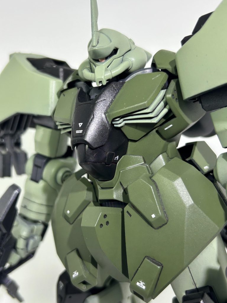 あとモノアイ前を切り取り。モノアイはいつものビームサーベルを使わず塗装で。ザクっぽいピンクを手持ちのクリアパーツでは出せそうになかったので。