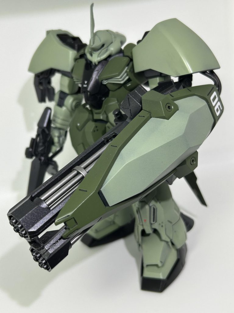 メインの改造はシールド+ダブルガトリング。UC以降のAE社がやりそうな。いつもの境界戦機からのパーツ流用で作成。今回の制作の殆どがガトリングをいかに支えるかに費やされました。腕と手内部にマグネット、補助アームを取り付けなんとか。