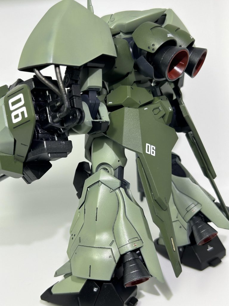 他、改造箇所はバーニアの大型化・肩部アーマー・スタビライザーなど。今回は苦手なスジ彫りもちょこっと。