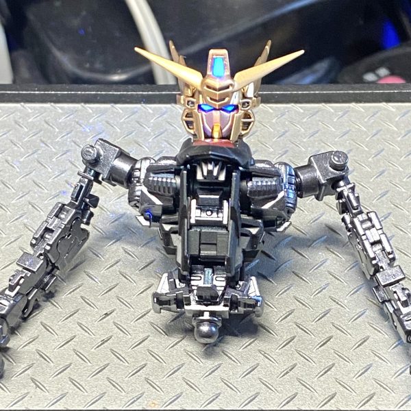 フレームの太腿部分で可動に支障無い様に3㎜角棒にて延長してます。フレームは、材質の問題もあるので、プライマーを吹いた後に塗装を施しているからか？話題に上がっていた股関節の緩み？は気になりません。メインカメラ部は蛍光クリアを吹いたので、ブラックライトを照射したら派手に発光してくれます♪金色塗装に関しては、Mrカラーのレッドゴールドとガイアノーツのスターブライトゴールドの2色で塗り分けて居ります。（5枚目）