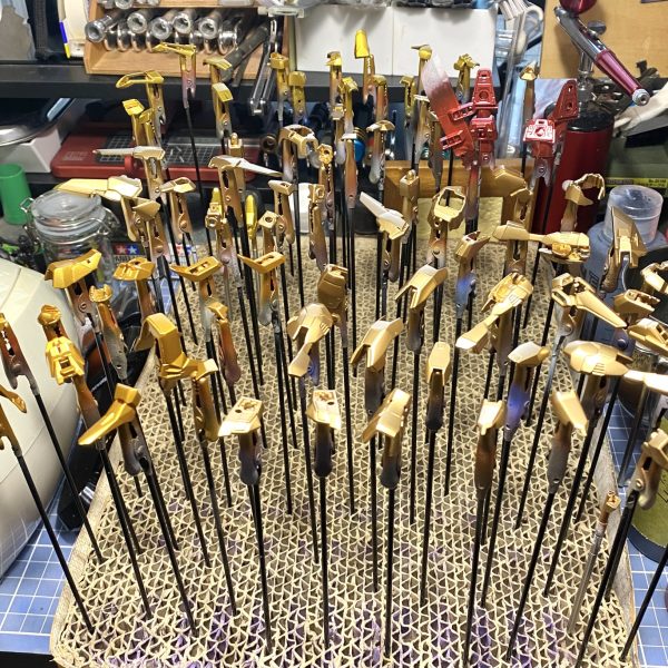 フレームの太腿部分で可動に支障無い様に3㎜角棒にて延長してます。フレームは、材質の問題もあるので、プライマーを吹いた後に塗装を施しているからか？話題に上がっていた股関節の緩み？は気になりません。メインカメラ部は蛍光クリアを吹いたので、ブラックライトを照射したら派手に発光してくれます♪金色塗装に関しては、Mrカラーのレッドゴールドとガイアノーツのスターブライトゴールドの2色で塗り分けて居ります。（7枚目）