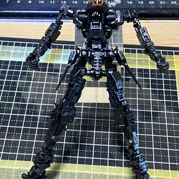 フレームの太腿部分で可動に支障無い様に3㎜角棒にて延長してます。フレームは、材質の問題もあるので、プライマーを吹いた後に塗装を施しているからか？話題に上がっていた股関節の緩み？は気になりません。メインカメラ部は蛍光クリアを吹いたので、ブラックライトを照射したら派手に発光してくれます♪金色塗装に関しては、Mrカラーのレッドゴールドとガイアノーツのスターブライトゴールドの2色で塗り分けて居ります。（6枚目）