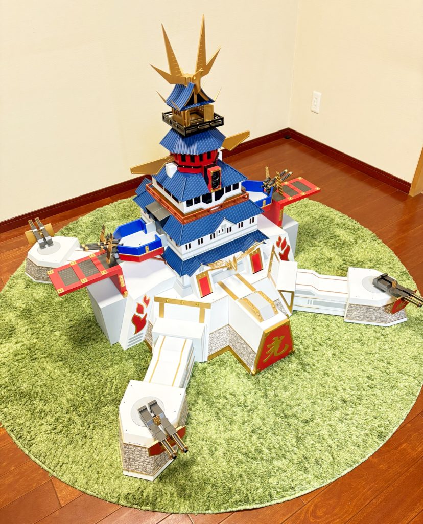 脚のような砲台部分は、パーツ追加で伸縮を再現できるようにしました。この状態では幅が135cmとなり、とんでもなく場所をとります。奥に写っているコンセントがとても小さく見えますね。