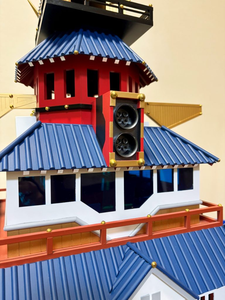 「2連装高目牙砲(2れんそうハイメガキャノン)」。通称「天地砲(てんちほう)」と呼ばれる、烈帝城の中でも最も威力の高い武装である。正面の敵を一直線上に一掃できるが、それゆえ必要なエネルギー量も莫大でチャージにも長い時間を要する。烈帝城に改装される前の、天地城のころにはすでにあった武装。天地城の設計者である駄無留精太(ダブルゼータ)の目牙砲(メガキャノン)を参考に作られたようである。という自分設定。