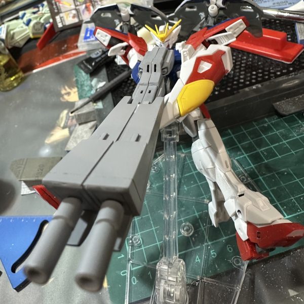 サフでオーバーパース用のバスターライフル先端をチェックしてました。結構傷やプラ板を貼り合わせた時の溝があり手こずりました。 相変わらずの机の上の汚さry（3枚目）