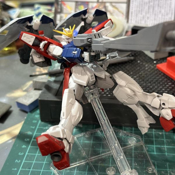 サフでオーバーパース用のバスターライフル先端をチェックしてました。結構傷やプラ板を貼り合わせた時の溝があり手こずりました。 相変わらずの机の上の汚さry（2枚目）