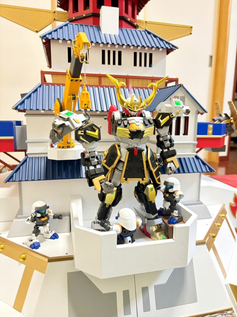 城の背面部分にはクレーンが設置されています。烈帝城のもとになった天地城と、機動武者大鋼はどちらもともに駄舞留精太の設計なのでこのような想定もあったかもしれませんね。 「『烈帝城』ついに完成!!その2」では、ここでのせきれなかったギミックや、城の内部まで紹介致しますので、ぜひそちらもご覧ください!!!