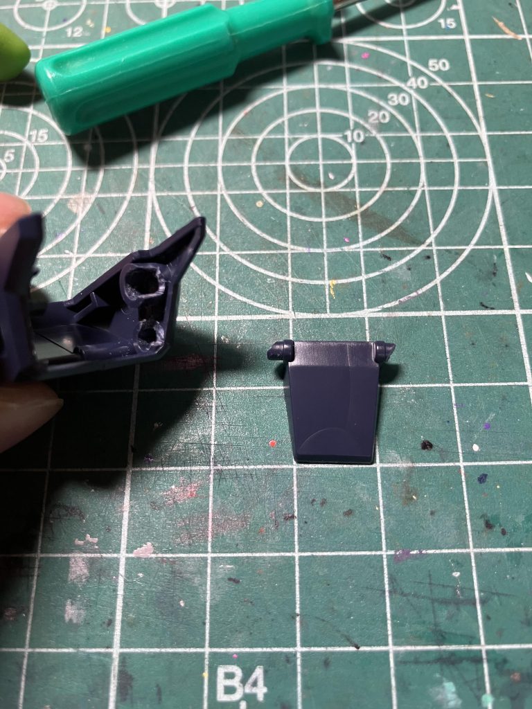 　肩側面の可動プレートは受けをC字に切り欠くだけでは軸が長すぎたため、斜めに切って組み込めるようにしました。予想よりも軸の長さが不足したためすぐにすっぽ抜けやすいです。