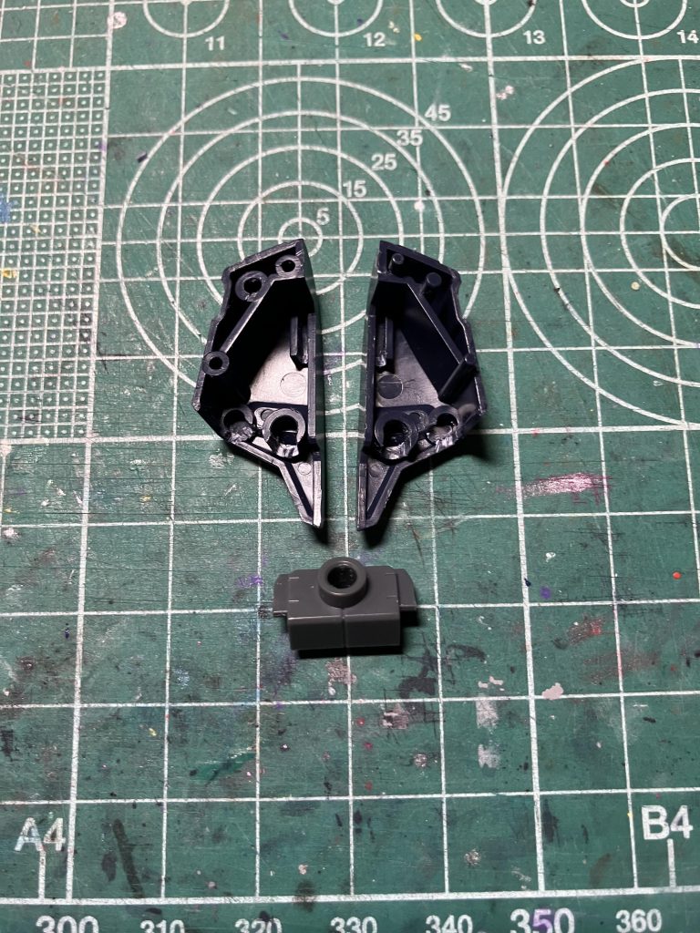 　肩アーマーは合わせ目が出るので、腕に接続するための受けをC時に切り欠きました。またフルドドⅡの接続部のグレーのパーツは下から差し込めるようになりました。