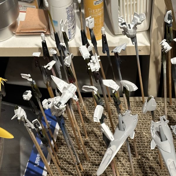 バラして洗浄し乾燥したのはいいんですが青空塗装勢にはきつい季節。カメムシが日中は跋扈しててベランダの壁に飛んだりへばりついたりと塗装してると身体とか服についてきます。😭本気で塗装ブース購入するしかないんでしょうか‥（2枚目）