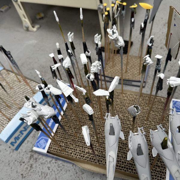 ウイングゼロ　サフまで吹けましたが風邪引いたので製作ストップ中です。代わりにゆっくりですがRGエピオンの仮組みをしています。流石RG この時点でもカッコいいですねw（2枚目）