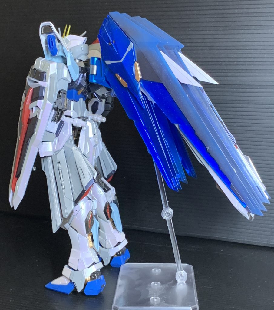 羽はグラデーション塗装で紺色のところに青を吹きました。