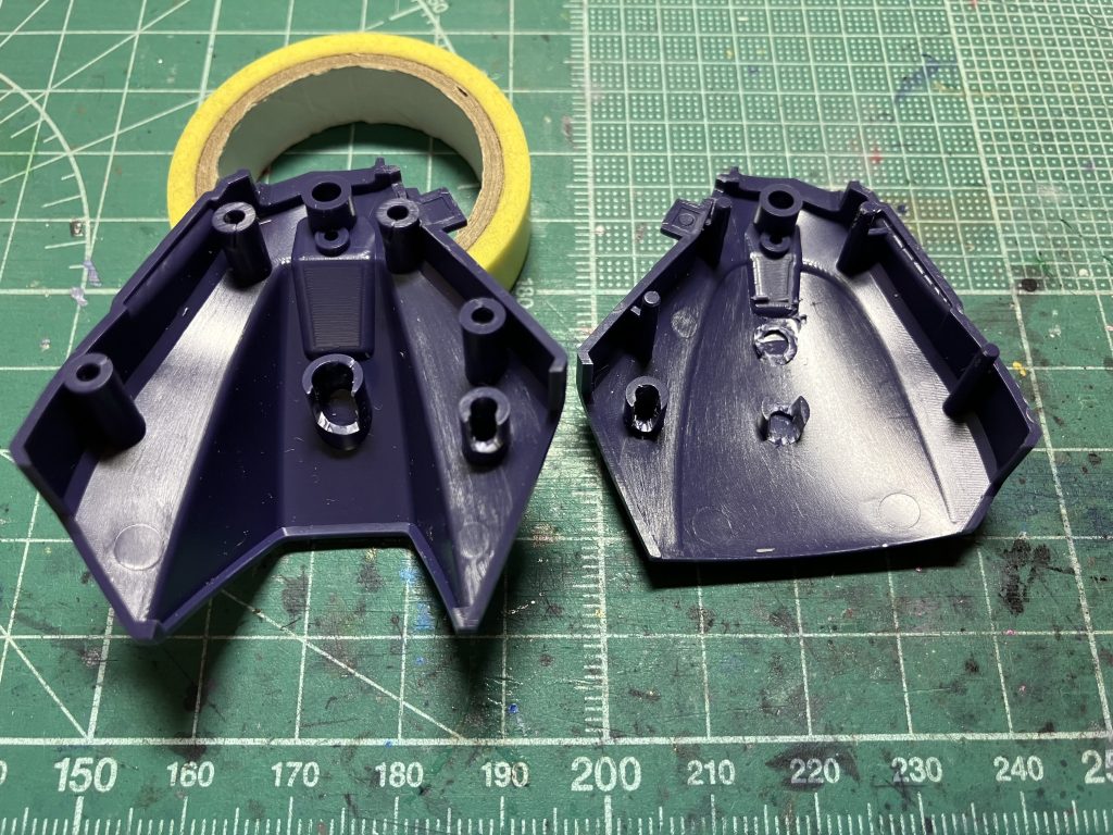 　スネは内部フレームを下から差し込んで後ハメ化。足首アーマーも同様にしています。