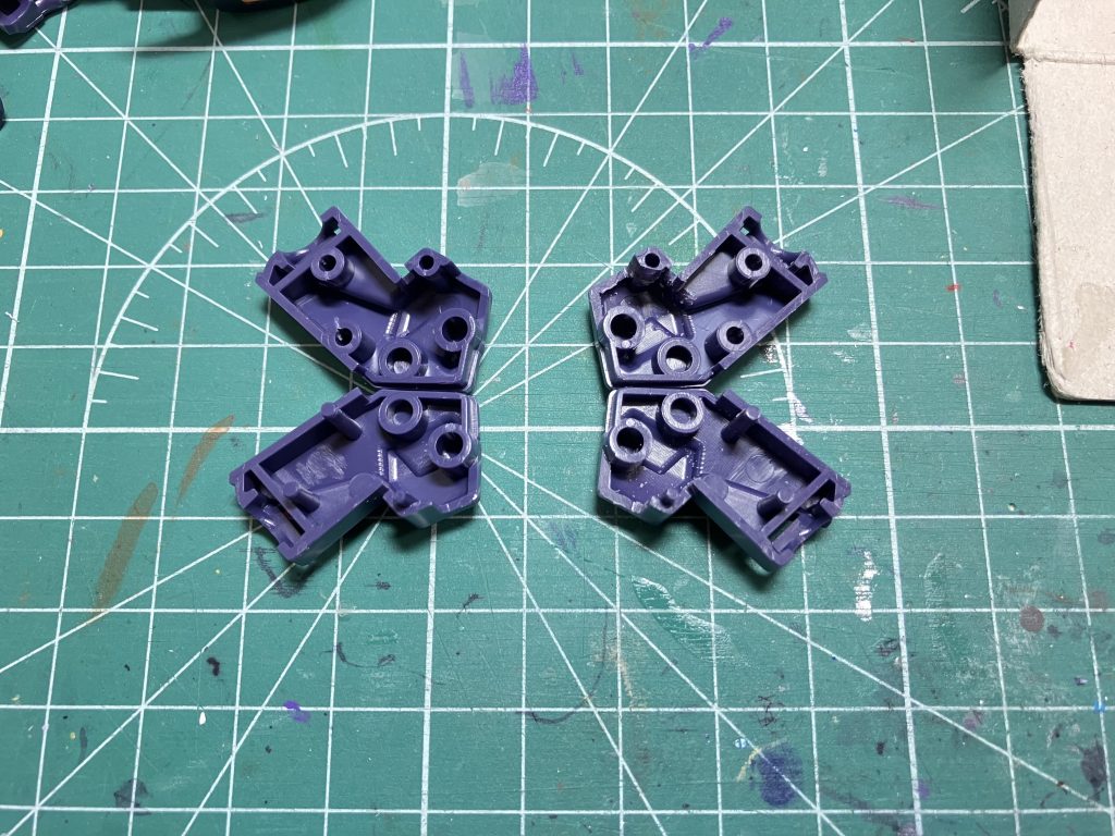 　肘関節は開口部を削り込んで90度曲がるようにしましたが、元から余り動かないので意味なかったかもしれません。動力パイプと基部に阻まれる...。