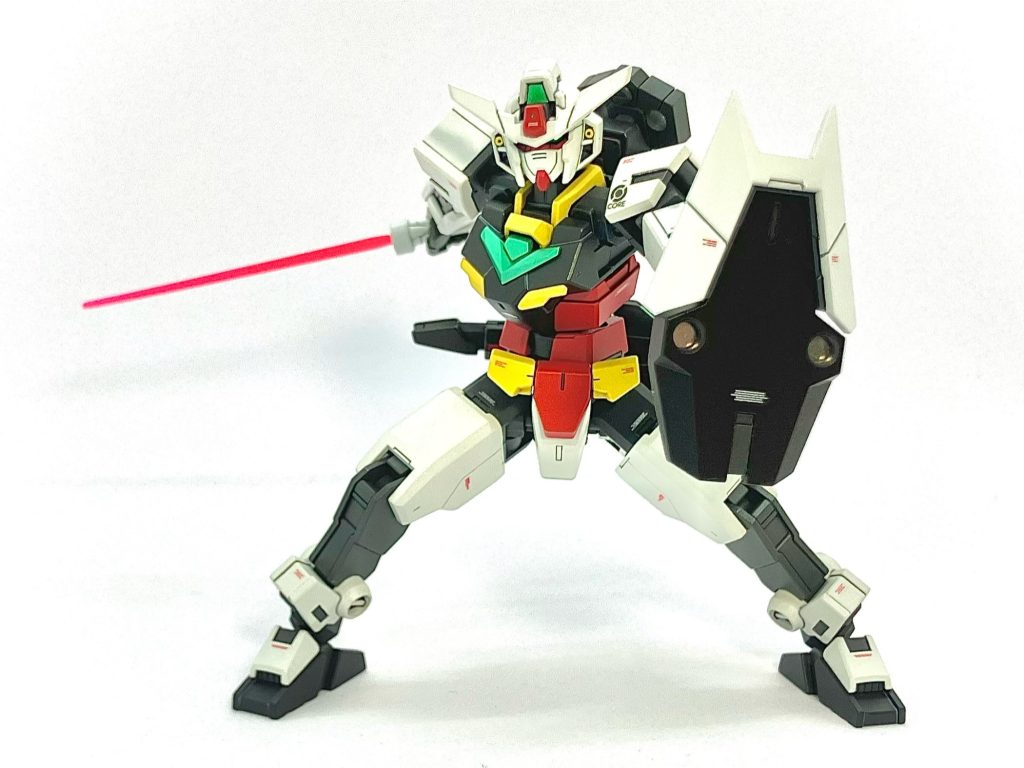 定番工作・アンテナとシールド上端を削り込んでシャープにしました。・腰フロントアーマーを中央で切り離し、左右で独立して可動させました。