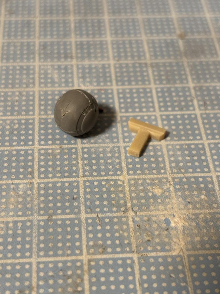 とりあえずなくてはならない付属品サザビーの脱出ポッドは30mmの股関節パーツを加工、サイコフレームはいうまでもなくただのランナー笑