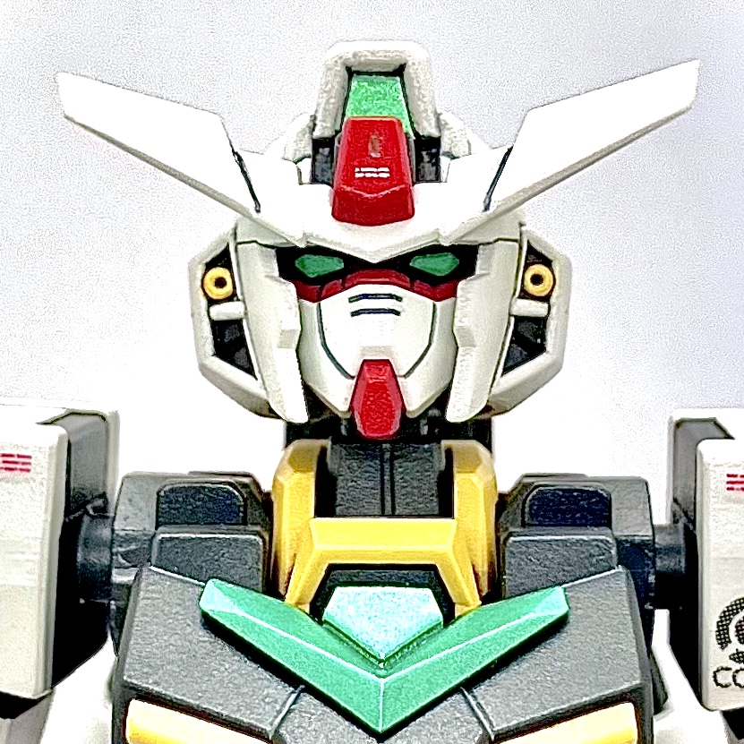 頭部・ツインアイは、0.3mmのプラ板をさらに薄く削った物で作り直しました。・頭頂部の前後カメラは、0.2mmの透明プラ板に塗装を施してから貼りつけました。