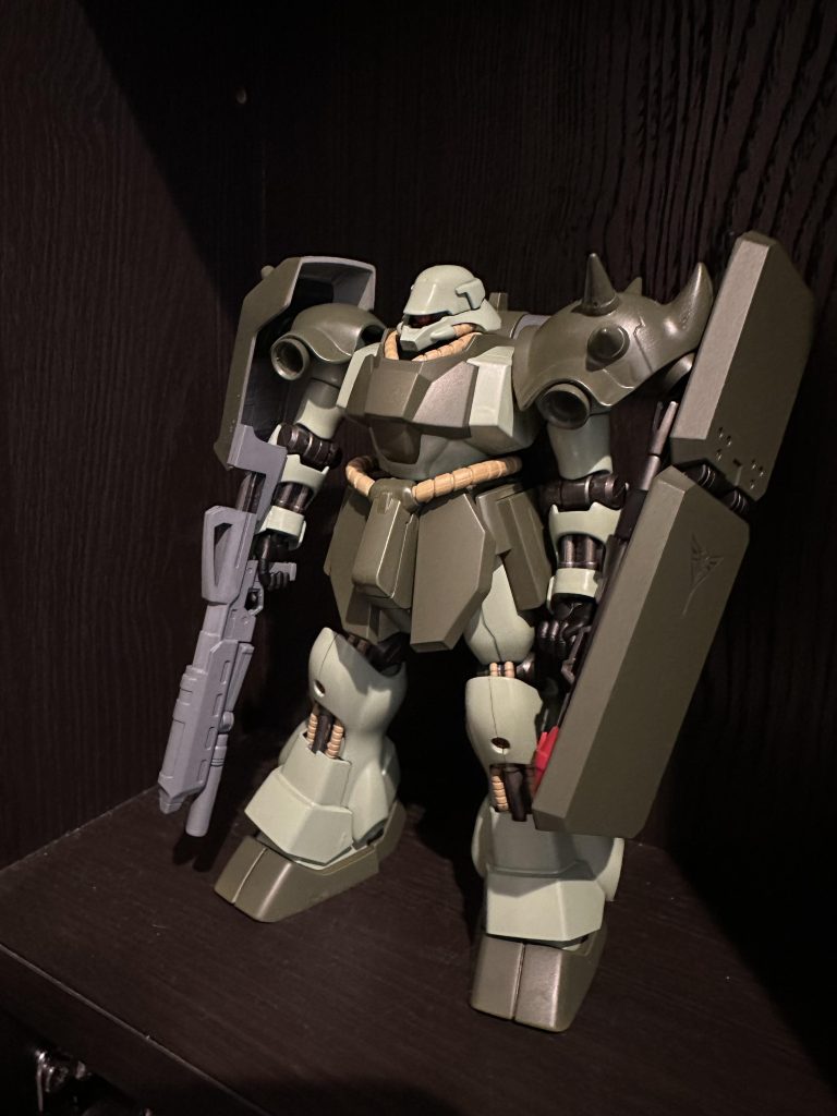 途中でパーツの一部を破損と憂き目に遭いましたがなんとか修復しました。まだ塗装してない所があります。