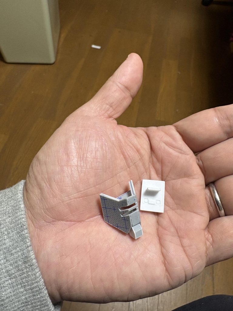 作品名：未遂に終わった工作<p>復興支援ガンタンクを作るにあたって、なぜか脱線して工作していたモノです。 ガンダムのマスクとスーパーファミコン(zaku-kao8) どういう気持ちで作ってたのかわからないのですが、我に返った時にガラクタ入れに入れていた […]</p>
