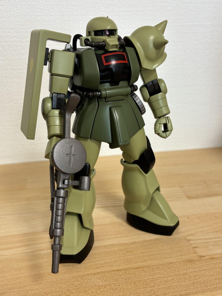 前面はパイプ以外ノーマルのザク。使用素材は旧HGUCザクⅡ(シャア専用)、FGザクⅡ(シャア専用)、1/144ザク・マインレイヤー(旧キット)を使用しました。パイプには黒いメッシュパイプを使用し、柔軟に動くようにしました。